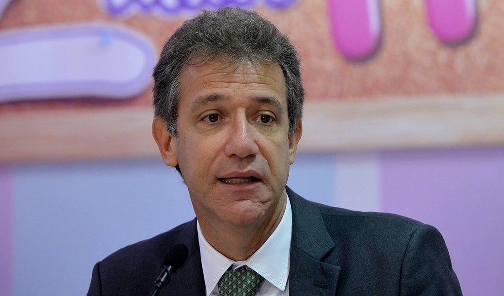 O ministro da Saúde, Arthur Chioro anuncia a mobilização nacional para incentivar segunda dose contra HPV ao grupo de meninas de 9 a 11 anos (Wilson Dias/Agência Brasil) (Foto: Gisele Federicce) O ministro da Saúde, Arthur Chioro anuncia a mobilização nacional para incentivar segunda dose contra HPV ao grupo de meninas de 9 a 11 anos (Wilson Dias/Agência Brasil)
