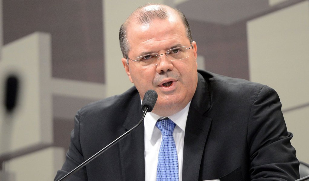 Brasília - O presidente do Banco Central, Alexandre Tombini, fala na Comissão de Assuntos Econômicos (CAE) do Senado, sobre as diretrizes e perspectivas da política monetária (Antonio Cruz/Agência Brasil) (Foto: Paulo Emílio) Brasília - O presidente do Banco Central, Alexandre Tombini, fala na Comissão de Assuntos Econômicos (CAE) do Senado, sobre as diretrizes e perspectivas da política monetária (Antonio Cruz/Agência Brasil)