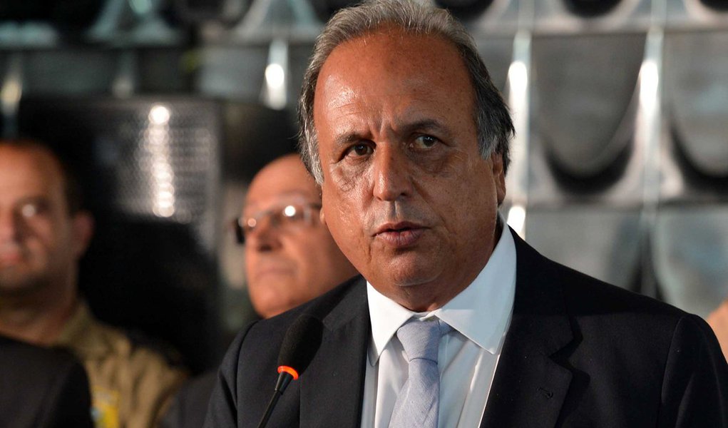 O governador do Rio de Janeiro, Luiz Fernando Pezão, fala à imprensa após reunião com ministro da Justiça, José Eduardo Cardozo, sobre segurança pública para Região Sudeste (Valter Campanato/Agência Brasil) (Foto: Leonardo Lucena) O governador do Rio de Janeiro, Luiz Fernando Pezão, fala à imprensa após reunião com ministro da Justiça, José Eduardo Cardozo, sobre segurança pública para Região Sudeste (Valter Campanato/Agência Brasil)