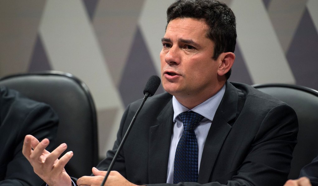 O juiz federal Sergio Moro participa na Comiss�o de Constitui��o, Justi�a e Cidadania (CCJ) do Senado de audi�ncia p�blica sobre projeto que altera o C�digo de Processo Penal (Fabio Rodrigues Pozzebom/Ag�ncia Brasil) (Foto: Geniberto Paiva Campos) O juiz federal Sergio Moro participa na Comiss�o de Constitui��o, Justi�a e Cidadania (CCJ) do Senado de audi�ncia p�blica sobre projeto que altera o C�digo de Processo Penal (Fabio Rodrigues Pozzebom/Ag�ncia Brasil)