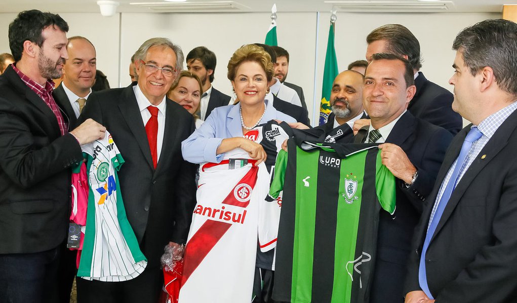Brasília - DF, 11/08/2015. Presidenta Dilma Rousseff recebe atletas e dirigentes de clubes de futebol no Palácio do Planalto. Foto: Roberto Stuckert Filho/PR (Foto: Gisele Federicce) Brasília - DF, 11/08/2015. Presidenta Dilma Rousseff recebe atletas e dirigentes de clubes de futebol no Palácio do Planalto. Foto: Roberto Stuckert Filho/PR
