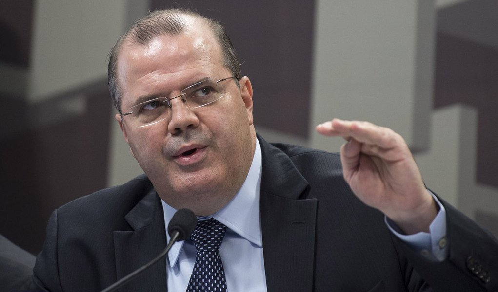 O presidente do Banco Central, Alexandre Tombini,durante audiência pública para discutir as diretrizes, implementação e perspectivas futuras da política monetária nacional (Marcelo Camargo/Agência Brasil)
- Assuntos: CAE, Senado, banco central (Foto: Gisele Federicce) O presidente do Banco Central, Alexandre Tombini,durante audiência pública para discutir as diretrizes, implementação e perspectivas futuras da política monetária nacional (Marcelo Camargo/Agência Brasil)
- Assuntos: CAE, Senado, banco central