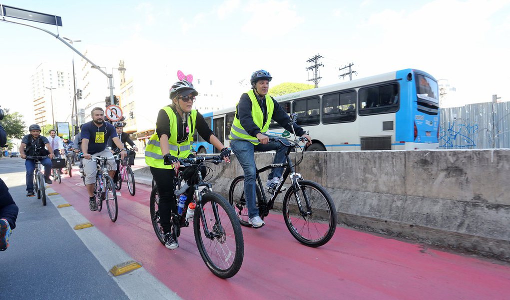 Foto: Fábio Arantes/ Secom
O prefeito Fernando Haddad propôsna manhã desta segunda-feira (22), com apoio de cicloativistas, a isenção de tributos estaduais e federais sobre as bicicletas. Em razão do Dia Mundial Sem Carro comemorado hoje, o prefeito perc (Foto: Renato Rovai) Foto: Fábio Arantes/ Secom
O prefeito Fernando Haddad propôsna manhã desta segunda-feira (22), com apoio de cicloativistas, a isenção de tributos estaduais e federais sobre as bicicletas. Em razão do Dia Mundial Sem Carro comemorado hoje, o prefeito perc