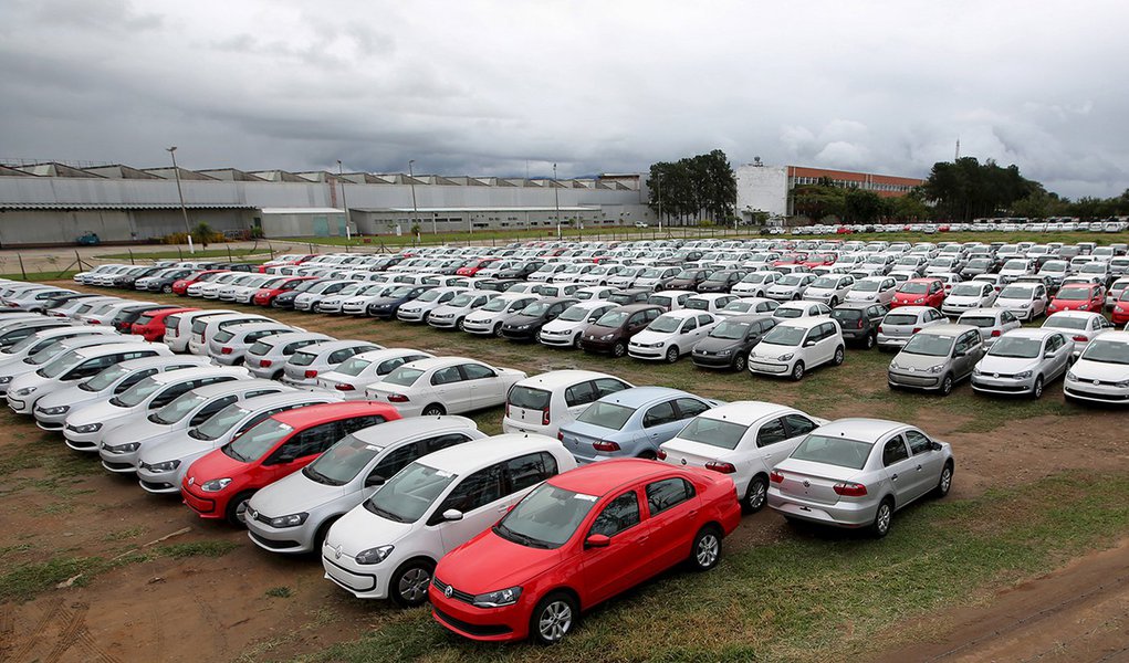 Carros novos estacionados em montadora em Taubaté. 19/06/2015 REUTERS/Paulo Whitaker (Foto: Charles Nisz) Carros novos estacionados em montadora em Taubaté. 19/06/2015 REUTERS/Paulo Whitaker