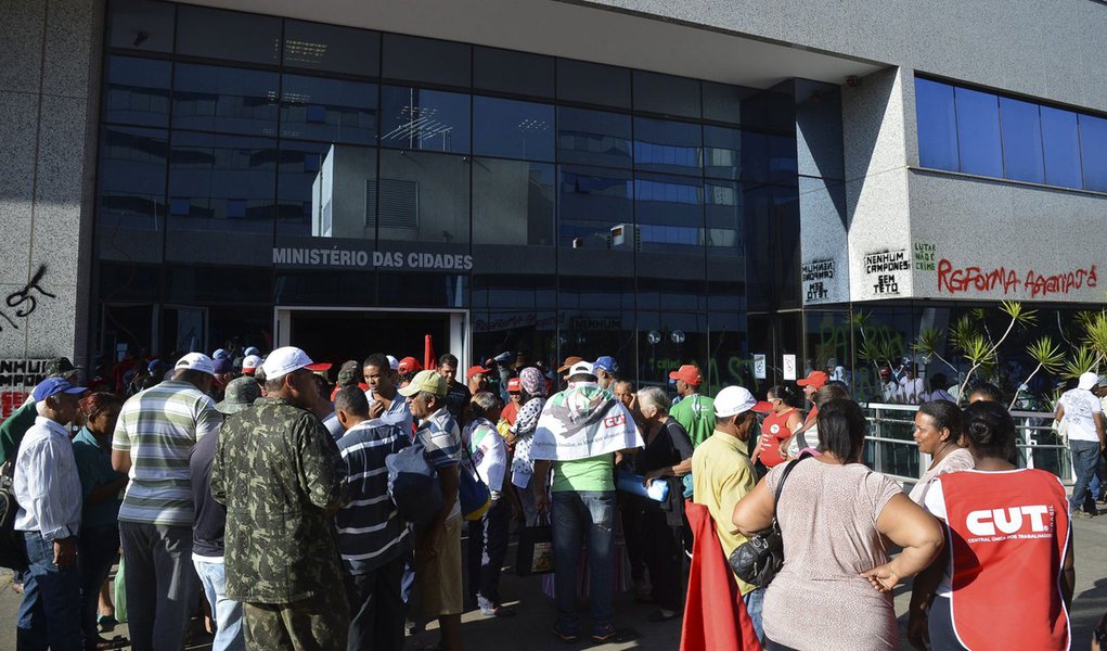 Bras�lia - Manifestantes ligados a Movimentos Sociais ocupam Minist�rio das Cidades em Bras�lia (Elza Fiuza /Ag�ncia Brasil) (Foto: Aquiles Lins) Bras�lia - Manifestantes ligados a Movimentos Sociais ocupam Minist�rio das Cidades em Bras�lia (Elza Fiuza /Ag�ncia Brasil)