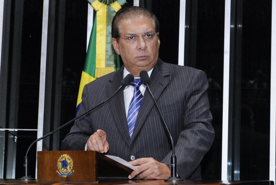 Discussão da proposta que estabelece o voto aberto em todas as decisões do Legislativo (PEC 43/13): senador Jader Barbalho (PMDB-PA) defende a manutenção do voto secreto e alerta para "dependência do Legislativo ao Executivo" (Foto: Renata Paiva) Discussão da proposta que estabelece o voto aberto em todas as decisões do Legislativo (PEC 43/13): senador Jader Barbalho (PMDB-PA) defende a manutenção do voto secreto e alerta para "dependência do Legislativo ao Executivo"