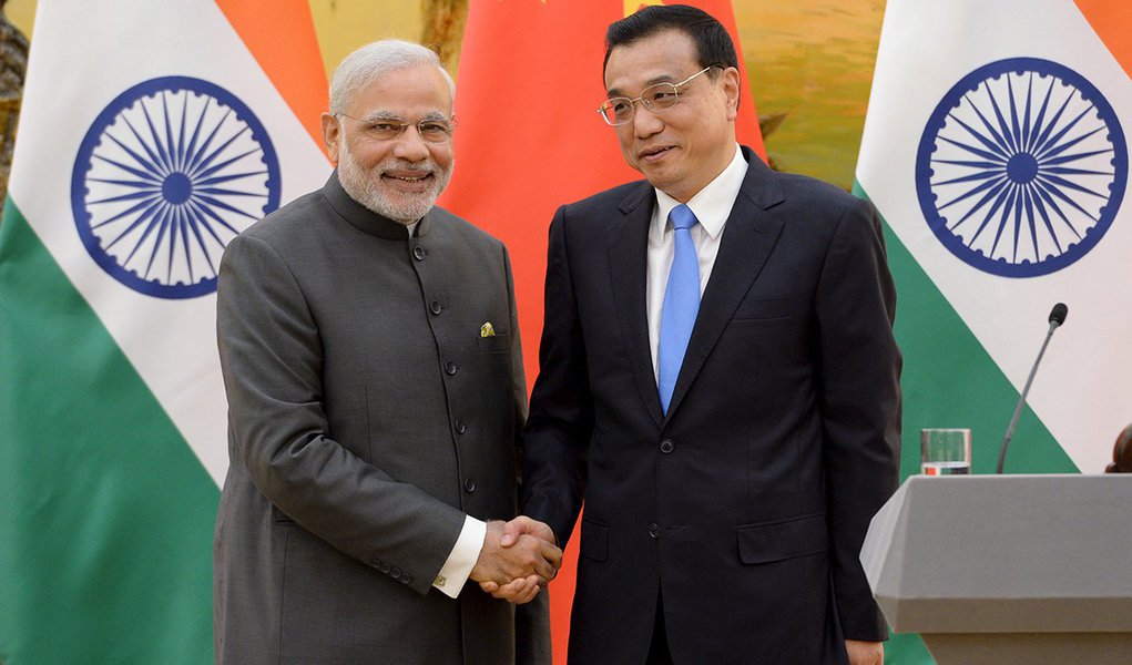 Primeiro-ministro chinês, Li Keqiang (direita), e premiê indiano, Narendra Modi, durante encontro em Pequim. 15/05/2015 REUTERS/Kenzaburo Fukuhara/Pool (Foto: Roberta Namour) Primeiro-ministro chinês, Li Keqiang (direita), e premiê indiano, Narendra Modi, durante encontro em Pequim. 15/05/2015 REUTERS/Kenzaburo Fukuhara/Pool