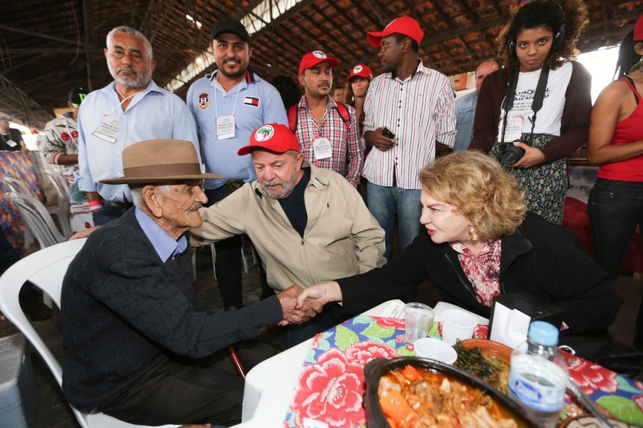 São Paulo 24/10/2015 Ex-Presidente Lula visita a Feira Nacional da Reforma Agrária no Parque da Água Branca. Foto Paulo Pinto (Foto: Paulo Emílio) São Paulo 24/10/2015 Ex-Presidente Lula visita a Feira Nacional da Reforma Agrária no Parque da Água Branca. Foto Paulo Pinto