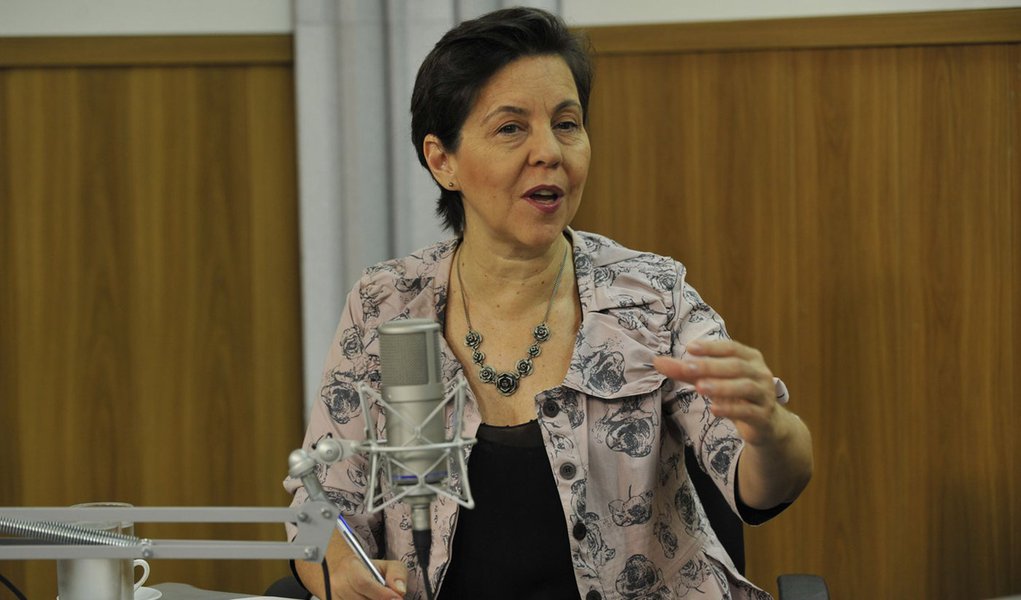 No programa Bom Dia Ministro, a ministra Tereza Campello fala sobre aumento de renda de beneficiários do Bolsa FamÃlia e construção de 5 mil cisternas em escolas rurais (ElzaFiuza/Agência Brasi)l (Foto: Aquiles Lins) No programa Bom Dia Ministro, a ministra Tereza Campello fala sobre aumento de renda de beneficiários do Bolsa FamÃlia e construção de 5 mil cisternas em escolas rurais (ElzaFiuza/Agência Brasi)l