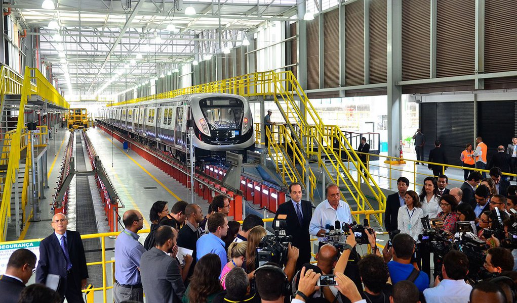 Solenidade de apresentação do 1º trem Linha 4 do metrô. Participam o governador, Luiz Fernando Pezão; o secretário de Transporte, Carlos Roberto Osorio; e o presidente do Metrô, Flávio Almada (Tânia Rêgo/Agência Brasil) (Foto: Leonardo Lucena) Solenidade de apresentação do 1º trem Linha 4 do metrô. Participam o governador, Luiz Fernando Pezão; o secretário de Transporte, Carlos Roberto Osorio; e o presidente do Metrô, Flávio Almada (Tânia Rêgo/Agência Brasil)
