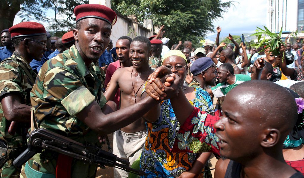 População comemora em Bujumbura, Burundi. 13/5/2015 REUTERS/Goran Tomasevic (Foto: Paulo Emílio) População comemora em Bujumbura, Burundi. 13/5/2015 REUTERS/Goran Tomasevic