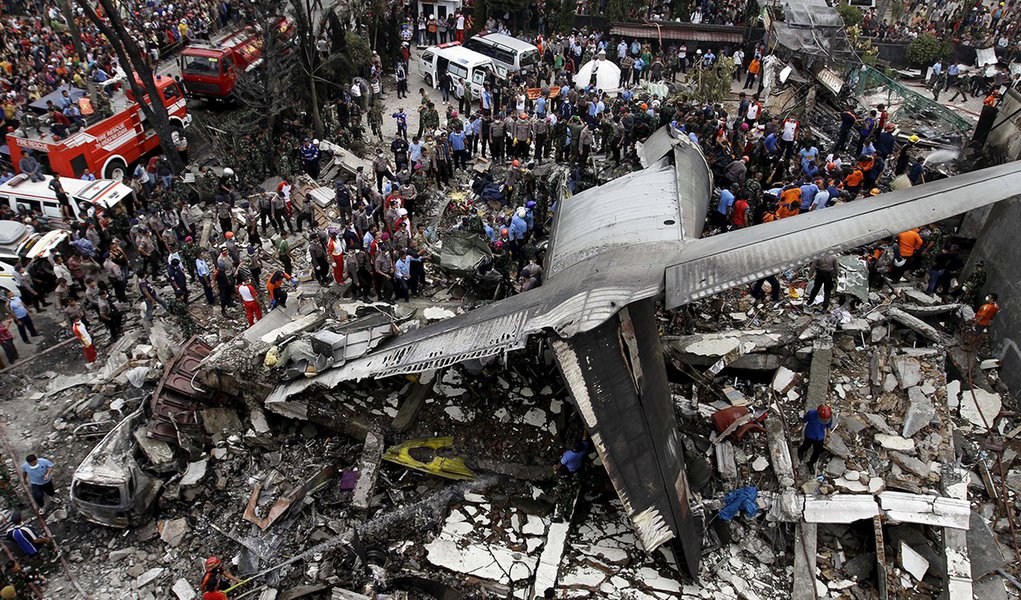 Forças de segurança examinando os destroços da aeronave C-130 Hercules, na cidade de Medan, na Indonésia. 30/06/2015 REUTERS/Roni Bintang (Foto: Paulo Emílio) Forças de segurança examinando os destroços da aeronave C-130 Hercules, na cidade de Medan, na Indonésia. 30/06/2015 REUTERS/Roni Bintang
