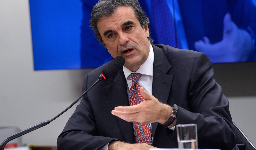 O ministro da Justiça, José Eduardo Cardozo, participa na Comissão de Finanças e Tributação da Câmara de audiência pública sobre o atraso dos repasses de recursos a bancos públicos federais (Wilson Dias/Agência Brasil) (Foto: Roberta Namour) O ministro da Justiça, José Eduardo Cardozo, participa na Comissão de Finanças e Tributação da Câmara de audiência pública sobre o atraso dos repasses de recursos a bancos públicos federais (Wilson Dias/Agência Brasil)