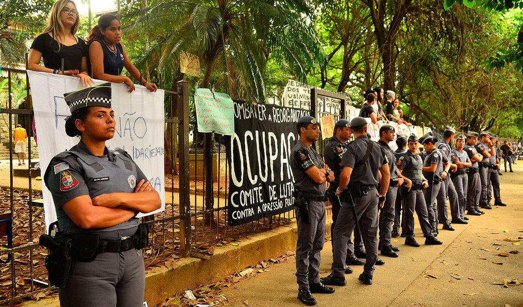 São Paulo - Ocupação por estudantes da Escola Estadual Fernão Dias Paes, em Pinheiros, contra a reorganização das instituições de ensino proposta pela Secretaria Estadual de Educação (Rovena Rosa/Agência Brasil) (Foto: Paulo Emílio) São Paulo - Ocupação por estudantes da Escola Estadual Fernão Dias Paes, em Pinheiros, contra a reorganização das instituições de ensino proposta pela Secretaria Estadual de Educação (Rovena Rosa/Agência Brasil)