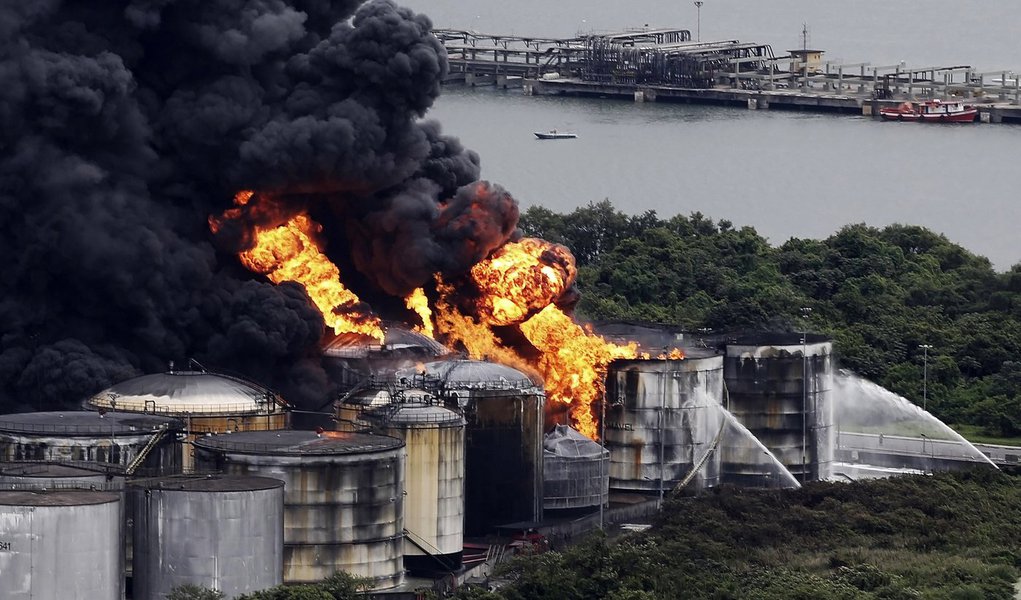 Incêndio em tanques de combustÃveis no porto de Santos. 03/04/2015 REUTERS/Nacho Doce
(Foto: Gisele Federicce) Incêndio em tanques de combustÃveis no porto de Santos. 03/04/2015 REUTERS/Nacho Doce