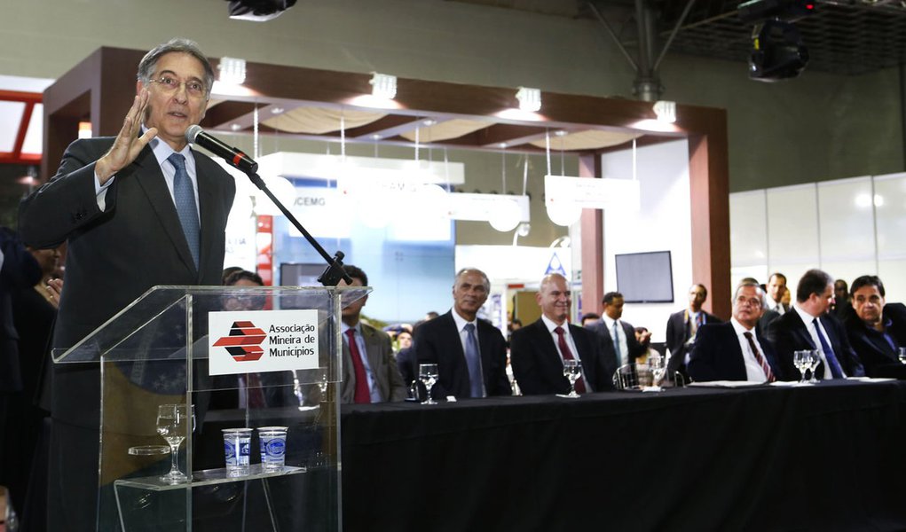 Governador de Minas Gerais, Fernando Pimentel, participa da solenidade de posse da diretoria da Associação Mineira de Municípios(AMM).
07-05-2015-Expominas.
Foto: Manoel Marques/Imprensa-MG (Foto: Luis Mauro Queiroz) Governador de Minas Gerais, Fernando Pimentel, participa da solenidade de posse da diretoria da Associação Mineira de Municípios(AMM).
07-05-2015-Expominas.
Foto: Manoel Marques/Imprensa-MG