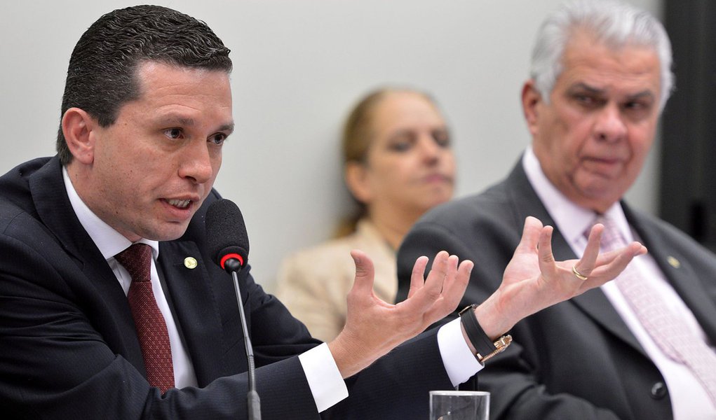 Brasília - O relator do Conselho de Ética da Câmara, deputado Fausto Pinato, e o presidente, deputado José Carlos Araújo, durante reunião sobre Eduardo Cunha (Antonio Cruz/Agência Brasil) (Foto: Roberta Namour) Brasília - O relator do Conselho de Ética da Câmara, deputado Fausto Pinato, e o presidente, deputado José Carlos Araújo, durante reunião sobre Eduardo Cunha (Antonio Cruz/Agência Brasil)