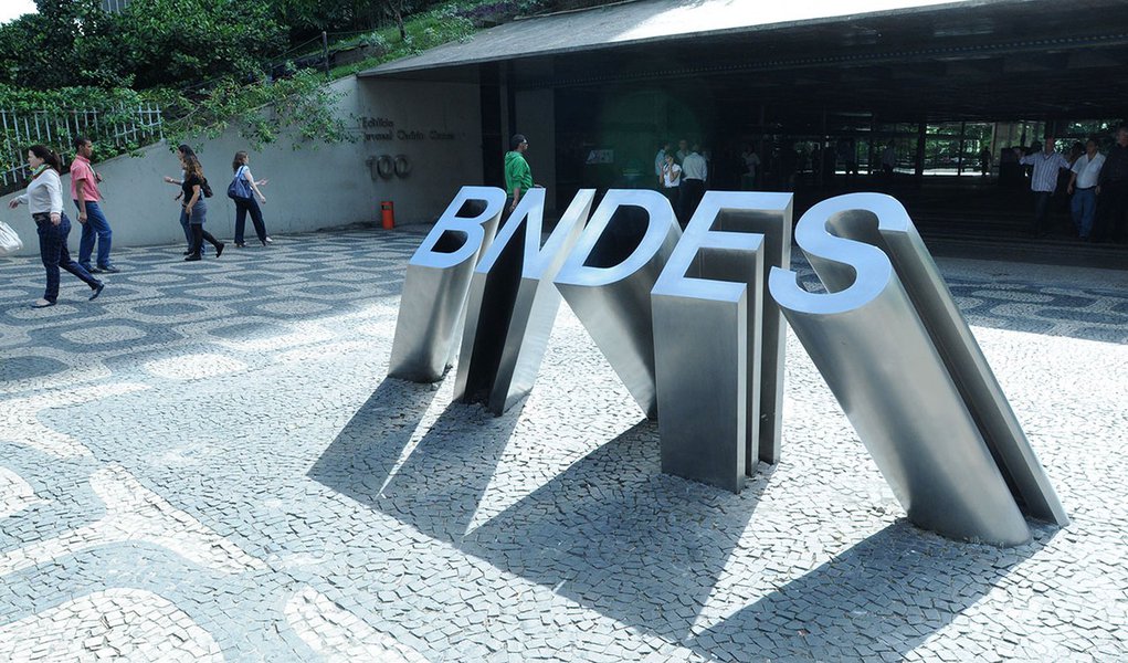 Data: 11/08/2011 Editoria: Novo Portal Valor Reporter: Mariane Goldberg Local: Rio de Janeiro, RJ Pauta: Fotos para o Novo Portal Valor - Novo Site Setor: Finaceiro Personagem: Predio do BNDES na Avenida Chile, 100 Tags: Banco Nacional de Desenv (Foto: Paulo Emílio) Data: 11/08/2011 Editoria: Novo Portal Valor Reporter: Mariane Goldberg Local: Rio de Janeiro, RJ Pauta: Fotos para o Novo Portal Valor - Novo Site Setor: Finaceiro Personagem: Predio do BNDES na Avenida Chile, 100 Tags: Banco Nacional de Desenv