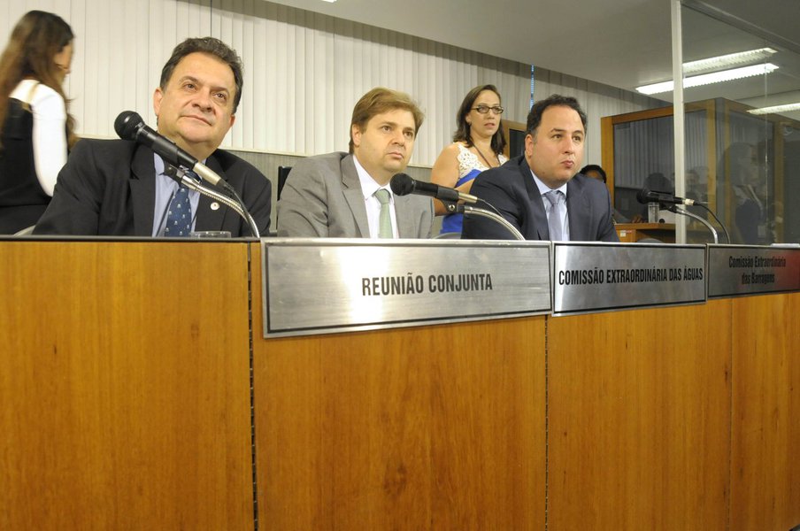 Leon�dio Bou�as (deputado estadual PMDB/MG), Agostinho Patrus Filho (deputado estadual PV/MG), Jo�o Alberto (deputado estadual PMDB/MG) (Foto: Luis Mauro Queiroz) Leon�dio Bou�as (deputado estadual PMDB/MG), Agostinho Patrus Filho (deputado estadual PV/MG), Jo�o Alberto (deputado estadual PMDB/MG)