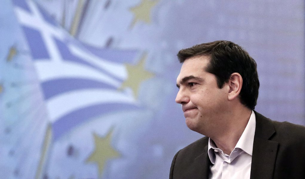 Alexis Tsipras, head of the anti-bailout Syriza party, speaks during a financial conference in Athens on Tuesday, Dec. 2, 2014. Tsipras said that Greece’s battered economy could not recover unless the money owed to other Eurozone country’s was cut signif (Foto: Emir Sader) Alexis Tsipras, head of the anti-bailout Syriza party, speaks during a financial conference in Athens on Tuesday, Dec. 2, 2014. Tsipras said that Greece’s battered economy could not recover unless the money owed to other Eurozone country’s was cut signif