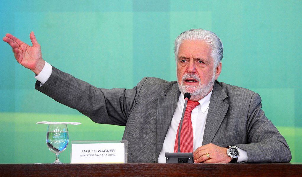 Brasília - O ministro da Casa Civil, Jaques Wagner, durante coletiva após reunião de coordenação política com a presidente Dilma Rousseff, no Palácio do Planalto (Wilson Dias/Agência Brasil) (Foto: José Aníbal) Brasília - O ministro da Casa Civil, Jaques Wagner, durante coletiva após reunião de coordenação política com a presidente Dilma Rousseff, no Palácio do Planalto (Wilson Dias/Agência Brasil)