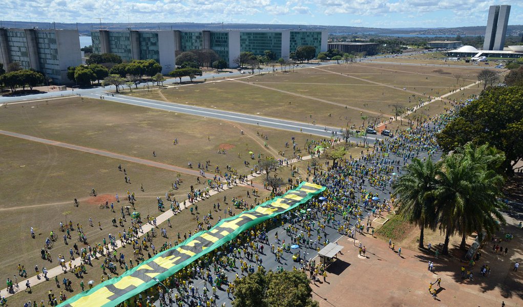 Manifesta��o na Esplanada dos Minist�rios (Antonio Cruz/Ag�ncia Brasil) (Foto: Leopoldo Vieira) Manifesta��o na Esplanada dos Minist�rios (Antonio Cruz/Ag�ncia Brasil)