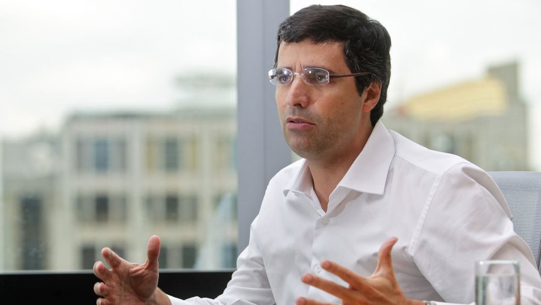 Brasil, S„o Paulo, SP, 22/03/2013. Retrato de AndrÈ Esteves, propriet·rio do Banco BTG Pactual, durante entrevista na sede do banco, na Avenida Brigadeiro Faria Lima, regi„o dos Jardins, na capital paulista. - CrÈdito:CLAYTON DE SOUZA/ESTAD√O CONTE⁄DO/AE/ (Foto: Giuliana Miranda) Brasil, S„o Paulo, SP, 22/03/2013. Retrato de AndrÈ Esteves, propriet·rio do Banco BTG Pactual, durante entrevista na sede do banco, na Avenida Brigadeiro Faria Lima, regi„o dos Jardins, na capital paulista. - CrÈdito:CLAYTON DE SOUZA/ESTAD√O CONTE⁄DO/AE/