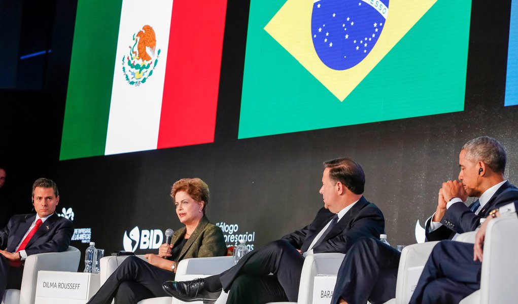 Cidade do Panamá - Panamá, 10/04/2015. Presidenta Dilma Rousseff participa do painel do Foro Empresarial das Américas – Unindo as Américas: Integração Produtiva para o Desenvolvimento Inclusivo. Foto: Roberto Stuckert Filho/PR (Foto: Gisele Federicce) www.brasil247.com - Cidade do Panamá - Panamá, 10/04/2015. Presidenta Dilma Rousseff participa do painel do Foro Empresarial das Américas – Unindo as Américas: Integração Produtiva para o Desenvolvimento Inclusivo. Foto: Roberto Stuckert Filho/PR