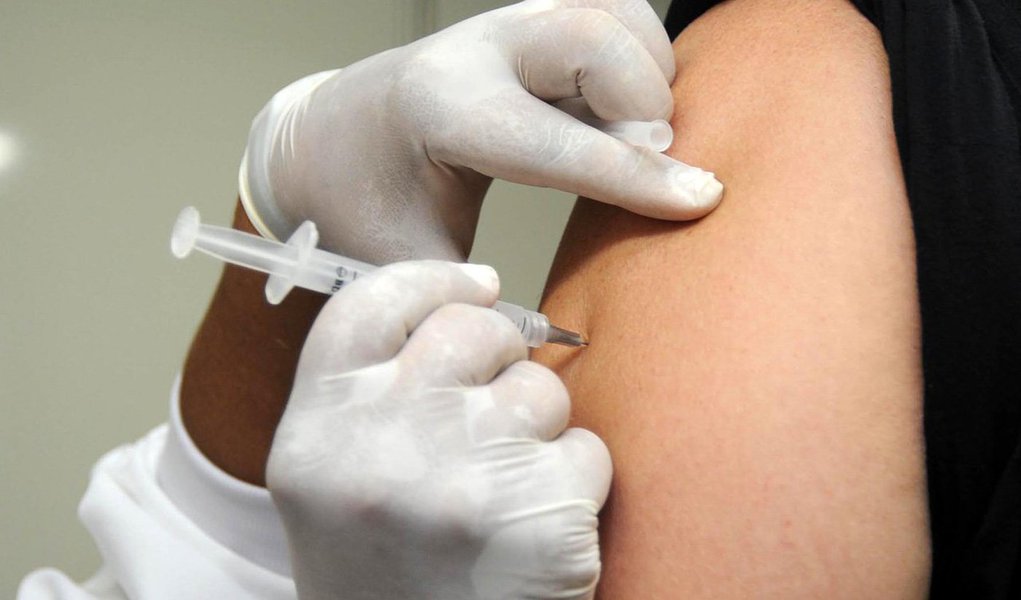 Quase 80% da população paranaense têm direito à vacina contra a Hepatite B. Foto: SESA (Foto: José Barbacena) Quase 80% da população paranaense têm direito à vacina contra a Hepatite B. Foto: SESA