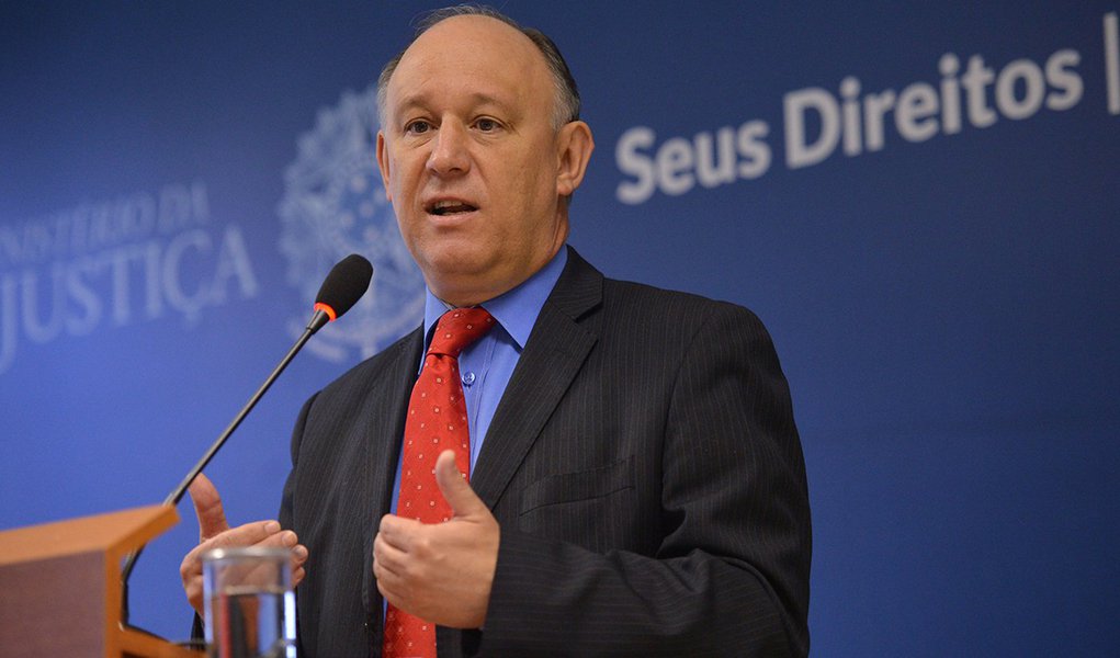 O ministro-chefe da Secretaria de Direitos Humanos, Pepe Vargas fala em coletiva sobre a redução da maioridade penal (José Cruz/Agência Brasil) (Foto: Aquiles Lins) O ministro-chefe da Secretaria de Direitos Humanos, Pepe Vargas fala em coletiva sobre a redução da maioridade penal (José Cruz/Agência Brasil)