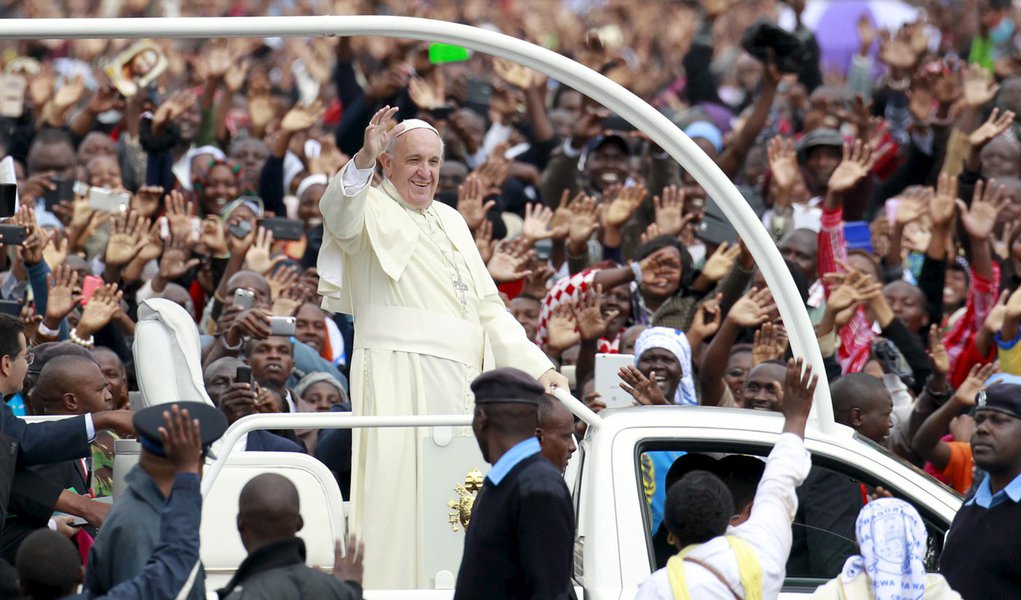 Papa Francisco em meio a multidão em Nairóbi. 26/11/2015 REUTERS/Thomas Mukoya (Foto: Paulo Emílio) Papa Francisco em meio a multidão em Nairóbi. 26/11/2015 REUTERS/Thomas Mukoya