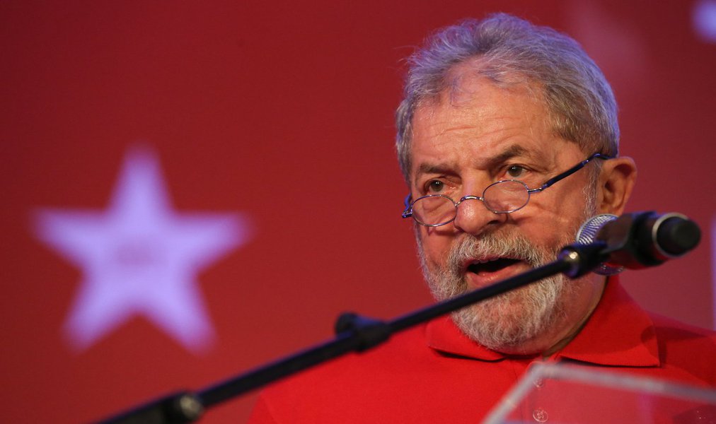 Brasília- DF 14-08-2015 Foto Lula Marques/Agência PT Ex-presidente Lula durante ato educação para todos. (Foto: Leandro Roque) www.brasil247.com - Brasília- DF 14-08-2015 Foto Lula Marques/Agência PT Ex-presidente Lula durante ato educação para todos.