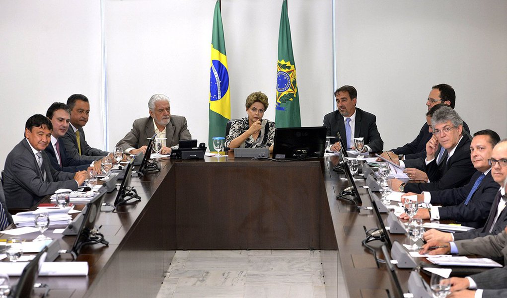 Presidenta Dilma Rousseff em reunião com os governadores de Pernambuco, Paulo Câmara, do Ceará, Camilo Santana, da Paraíba, Ricardo Coutinho, e do Rio Grande do Norte, Ezequiel Ferreira (Valter Campanato/Agência Brasil) (Foto: Aquiles Lins) Presidenta Dilma Rousseff em reunião com os governadores de Pernambuco, Paulo Câmara, do Ceará, Camilo Santana, da Paraíba, Ricardo Coutinho, e do Rio Grande do Norte, Ezequiel Ferreira (Valter Campanato/Agência Brasil)