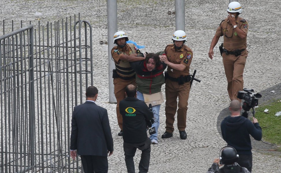 Curitiba- PR- Brasil-29/04/2015- Portesto de professores em greve, por conta da reforma previdenciária para os servidores públicos da educação do estado. Houve confronto entre policiais e manifestantes. Foto: Orlando Kissner/ Fotos Públicas (Foto: Enio Verri) Curitiba- PR- Brasil-29/04/2015- Portesto de professores em greve, por conta da reforma previdenciária para os servidores públicos da educação do estado. Houve confronto entre policiais e manifestantes. Foto: Orlando Kissner/ Fotos Públicas