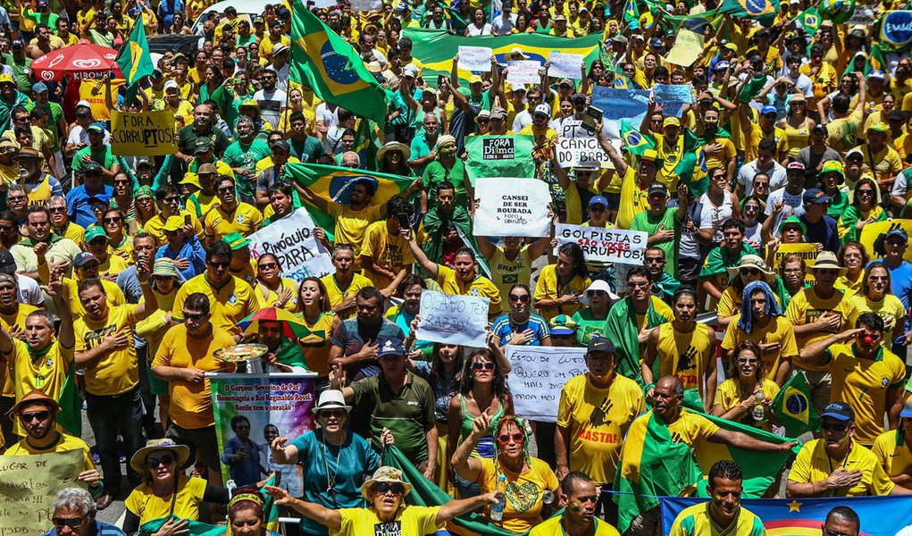 Foto: Rodrigo Lobo/ Fotos Públicas. Assunto: 15/03/2015- Recife- PE, Brasil- Manifestantes fazem protesto pelo impeachment da presidente Dilma Rousseff na capital de Pernambuco. (Foto: Luciana Oliveira) Foto: Rodrigo Lobo/ Fotos Públicas. Assunto: 15/03/2015- Recife- PE, Brasil- Manifestantes fazem protesto pelo impeachment da presidente Dilma Rousseff na capital de Pernambuco.