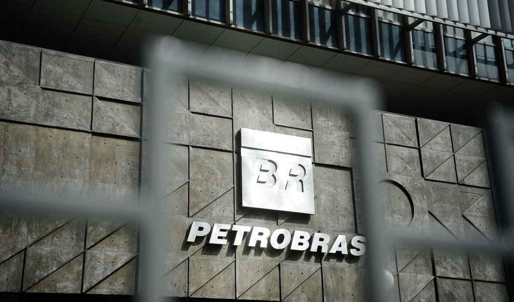 Os deputados federais da Comissão Parlamentar de Inquérito (CPI) que investiga irregularidades na Petrobras fazem uma visita técnica à sede da empresa no Rio (Tânia Rêgo/Agência Brasil) (Foto: Paulo Emílio) Os deputados federais da Comissão Parlamentar de Inquérito (CPI) que investiga irregularidades na Petrobras fazem uma visita técnica à sede da empresa no Rio (Tânia Rêgo/Agência Brasil)