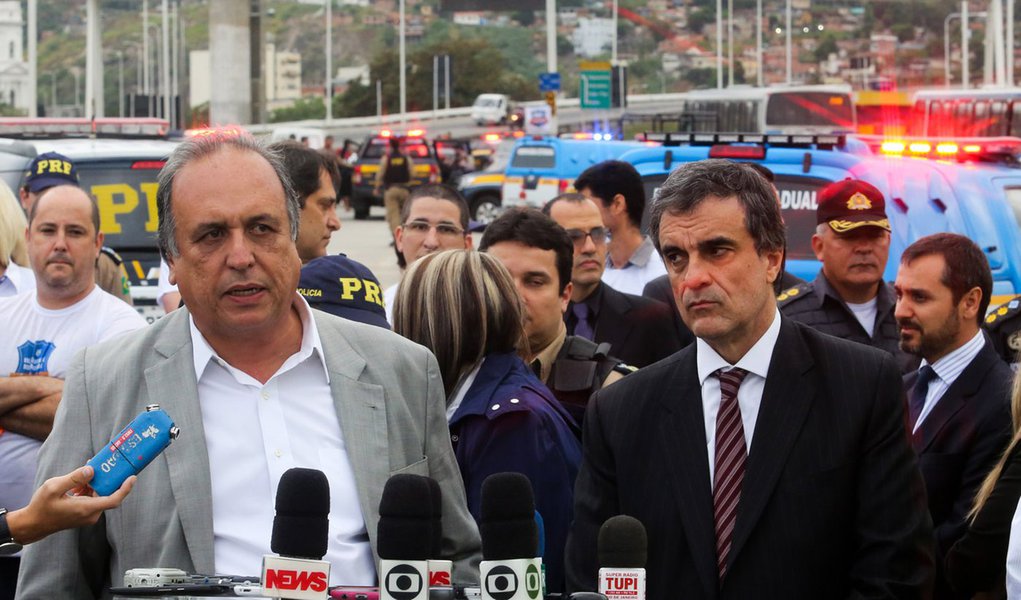 22.07.2015 - Rio de Janeiro - RJ - Governador Luiz Fernando Pezão e o ministro da Justiça, José Eduardo Cardozo, apresentam o primeiro balanço da Operação Brasil Integrado, na Ponte Rio-Niterói. Foto: Carlos Magno. (Foto: Leonardo Lucena) 22.07.2015 - Rio de Janeiro - RJ - Governador Luiz Fernando Pezão e o ministro da Justiça, José Eduardo Cardozo, apresentam o primeiro balanço da Operação Brasil Integrado, na Ponte Rio-Niterói. Foto: Carlos Magno.