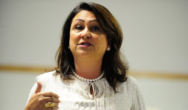 A ministra da Agricultura, Pecuária e Abastecimento, Kátia Abreu visita o Colégio Estadual Tim Lopes, no Complexo do Alemão, para lançamento de projeto piloto de produção de horta urbana (Tânia Rêgo/Agência Brasil) (Foto: Marcelo Gruman) A ministra da Agricultura, Pecuária e Abastecimento, Kátia Abreu visita o Colégio Estadual Tim Lopes, no Complexo do Alemão, para lançamento de projeto piloto de produção de horta urbana (Tânia Rêgo/Agência Brasil)