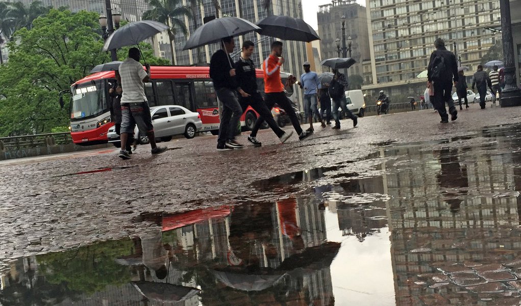 São Paulo 08/09/2015 Chuva - Chuva e frio na cidade após o feriado . Foto Paulo Pinto/Fotos Publicas (Foto: Paulo Emílio) São Paulo 08/09/2015 Chuva - Chuva e frio na cidade após o feriado . Foto Paulo Pinto/Fotos Publicas