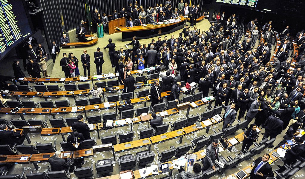 Brasília- DF- Brasil- 06/05/2015- Ordem do Dia - Votação da MPV 665/2014 - do Poder Executivo - que altera a Lei nº 7.998, de 11 de janeiro de 1990, que regula o Programa do Seguro- Desemprego, o Abono Salarial e institui o Fundo de Amparo ao Trabalhador (Foto: Gisele Federicce) Brasília- DF- Brasil- 06/05/2015- Ordem do Dia - Votação da MPV 665/2014 - do Poder Executivo - que altera a Lei nº 7.998, de 11 de janeiro de 1990, que regula o Programa do Seguro- Desemprego, o Abono Salarial e institui o Fundo de Amparo ao Trabalhador