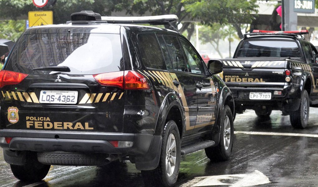 Policiais federais cumprem mandados de busca e apreensão na sede da empreiteira Norberto Odebrecht, no Rio de Janeiro, como parte da 14ª fase da Operação Lava Jato (Tânia Rêgo/Agência Brasil) (Foto: Ricardo Fonseca) Policiais federais cumprem mandados de busca e apreensão na sede da empreiteira Norberto Odebrecht, no Rio de Janeiro, como parte da 14ª fase da Operação Lava Jato (Tânia Rêgo/Agência Brasil)