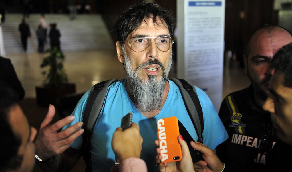 Brasília- DF- Brasl- 03/12/2014- Manifestantes tentam entrar na Câmara. Na foto, em destaque, o cantor Lobão. Foto: Laycer Tomaz/ Câmara dos Deputados (Foto: Leopoldo Vieira) Brasília- DF- Brasl- 03/12/2014- Manifestantes tentam entrar na Câmara. Na foto, em destaque, o cantor Lobão. Foto: Laycer Tomaz/ Câmara dos Deputados