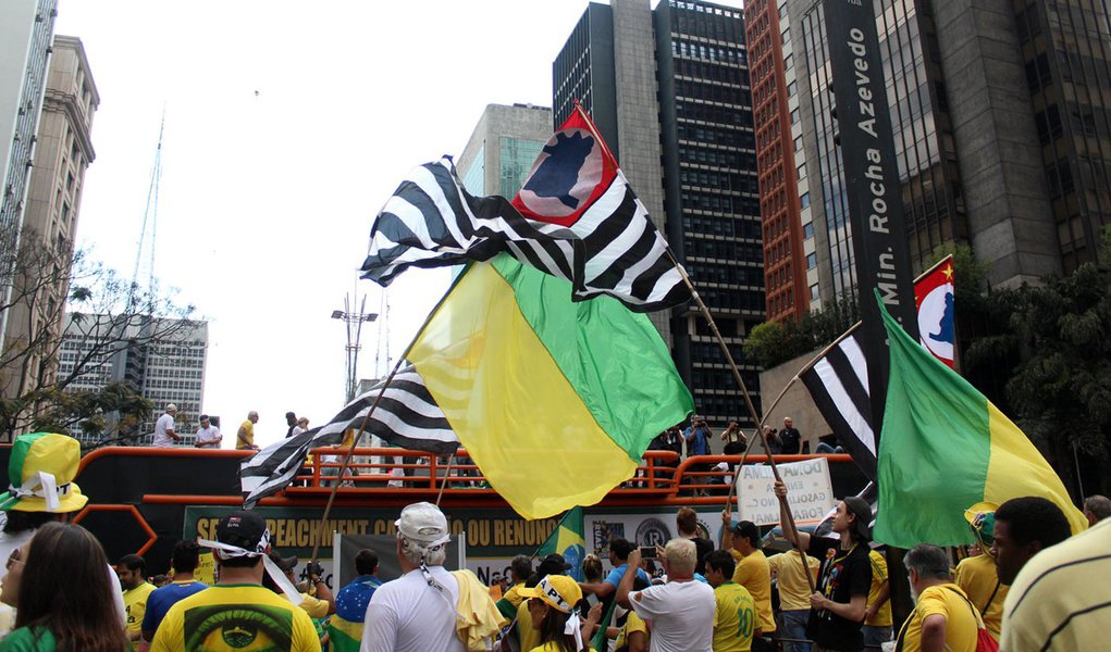 São Paulo- SP- Brasil- 16/08/2015- Manifestação contra o governo Dilma, na avenida Paulista. Na foto, manifestantes em dispersão, descendo a rua da Consolação, no sentido centro. Foto: André Tambucci/ Fotos Públicas (Foto: Roberta Namour) São Paulo- SP- Brasil- 16/08/2015- Manifestação contra o governo Dilma, na avenida Paulista. Na foto, manifestantes em dispersão, descendo a rua da Consolação, no sentido centro. Foto: André Tambucci/ Fotos Públicas