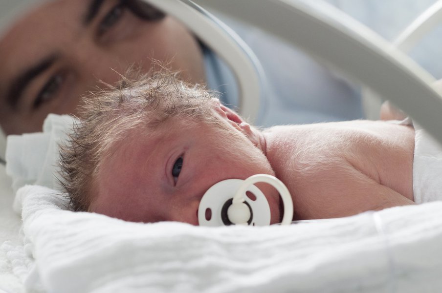 Newborn baby in incubator (Foto: Gisele Federicce) Newborn baby in incubator