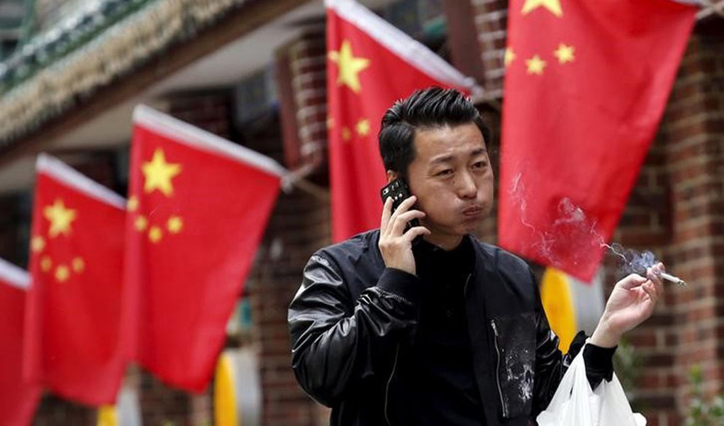 Homem em frente bandeira nacional da China, em Pequim. 11/05/2015 REUTERS/Kim Kyung-Hoon (Foto: Giuliana Miranda) Homem em frente bandeira nacional da China, em Pequim. 11/05/2015 REUTERS/Kim Kyung-Hoon