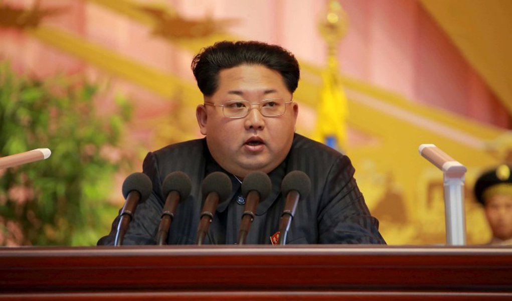 Líder norte-coreano, Kim Jong Un, drante evento militar em Pyongyang. 05/11/2015 REUTERS/KCNA (Foto: Paulo Emílio) Líder norte-coreano, Kim Jong Un, drante evento militar em Pyongyang. 05/11/2015 REUTERS/KCNA