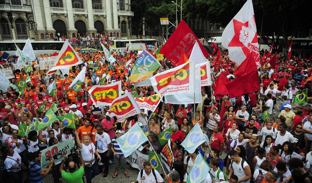 Rio de Janeiro- RJ- Brasil- 13/03/2015- Manifestantes reunidos na Cinelândia, centro do Rio, fazem ato em defesa da Petrobras e da presidenta Dilma Rousseff (Tomaz Silva/Agência Brasil) (Foto: Leonardo Lucena) Rio de Janeiro- RJ- Brasil- 13/03/2015- Manifestantes reunidos na Cinelândia, centro do Rio, fazem ato em defesa da Petrobras e da presidenta Dilma Rousseff (Tomaz Silva/Agência Brasil)