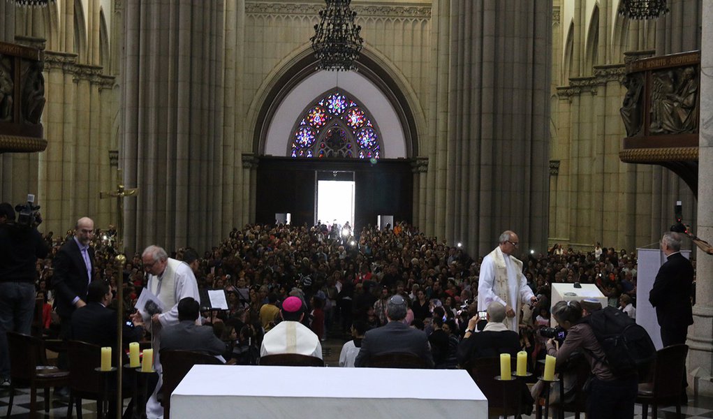 25/10/2015- São Paulo- SP- Brasil- Ato na Sé marca os 40 anos da morte do jornalista Vladimir Herzog. (Foto: Gisele Federicce) 25/10/2015- São Paulo- SP- Brasil- Ato na Sé marca os 40 anos da morte do jornalista Vladimir Herzog.