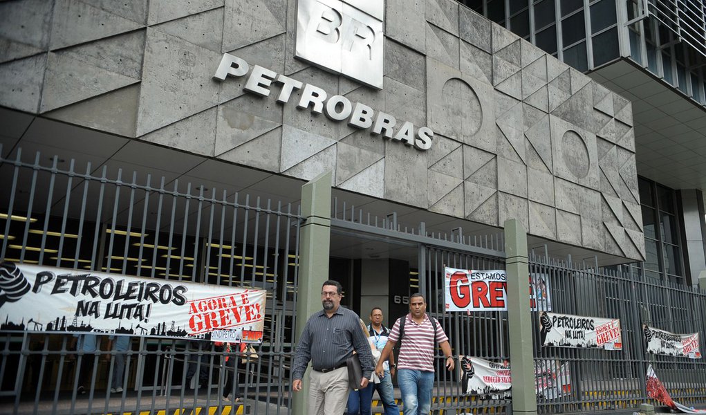 Rio de Janeiro - Faixas de greve colocadas na sede da Petrobras, no centro da cidade, durante paralisa��o de petroleiros em v�rios estados reivindicando 10% de reajuste salarial (Fernando Fraz�o/Ag�ncia Brasil) (Foto: Valter Lima) Rio de Janeiro - Faixas de greve colocadas na sede da Petrobras, no centro da cidade, durante paralisa��o de petroleiros em v�rios estados reivindicando 10% de reajuste salarial (Fernando Fraz�o/Ag�ncia Brasil)