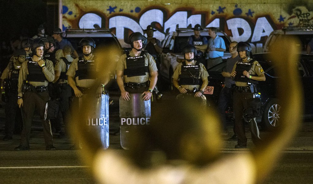 Policiais do Condado de Saint Louis durante manifestação em Ferguson, Missouri. 11/08/2015 REUTERS/Lucas Jackson (Foto: Paulo Emílio) Policiais do Condado de Saint Louis durante manifestação em Ferguson, Missouri. 11/08/2015 REUTERS/Lucas Jackson